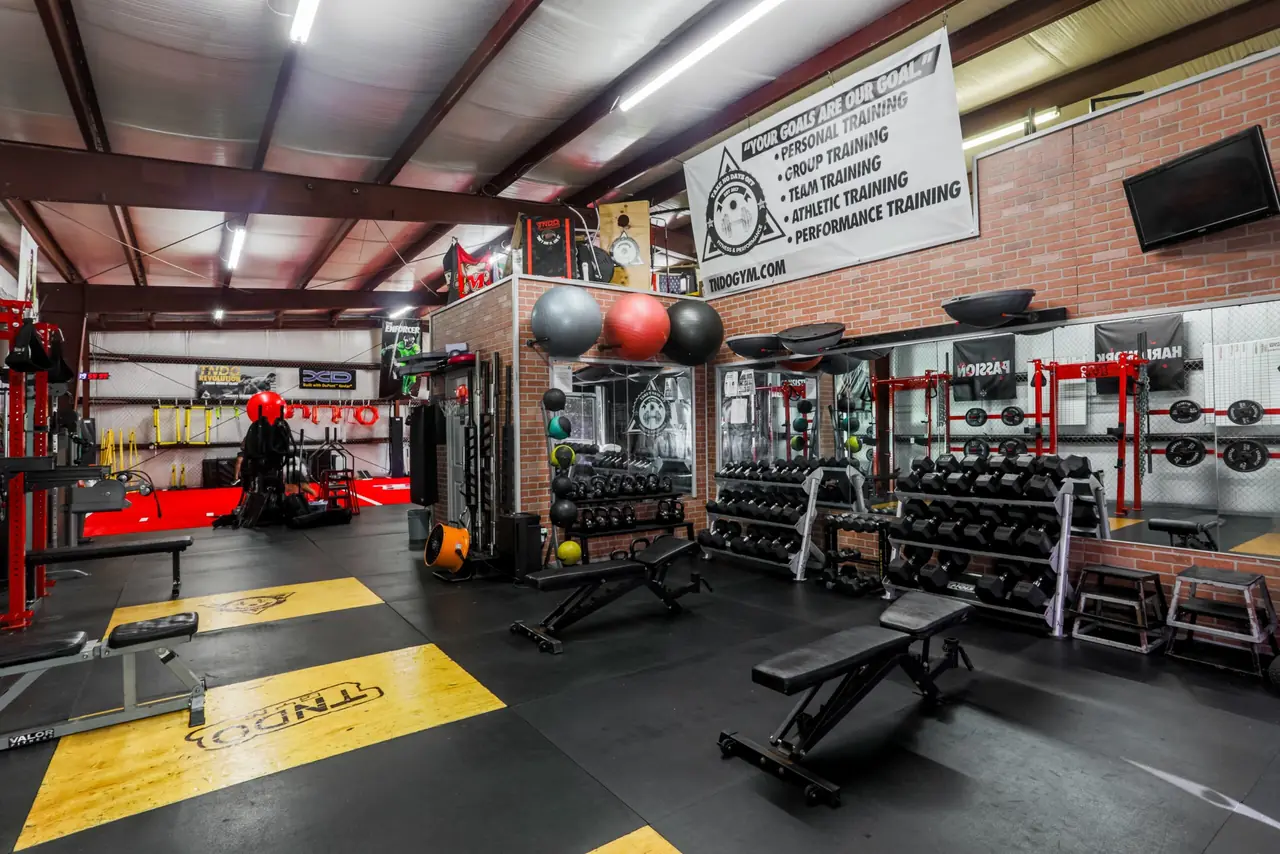 Dumbbells and benches on the TNDO strength floor